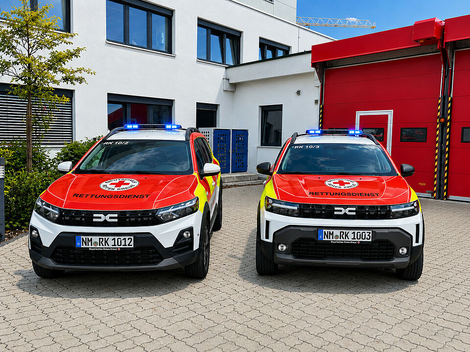 zwei neue Einsatzfahrzeuge für den Einsatzleiter Rettungsdienst vor dem BRK KV Neumarkt mit blinkenden Blaulichtern
