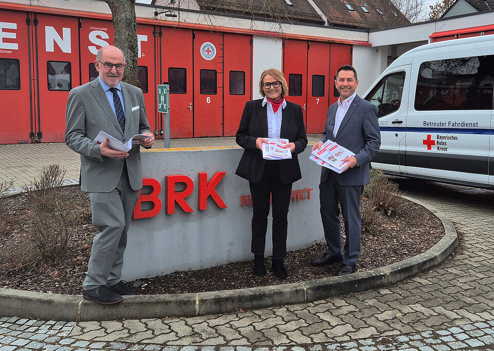 BRK-Kreisvorsitzender Landrat Willibald Gailler, stv. BRK-Kreisgeschäftsführerin Jutta Birkl und BRK-Kreisgeschäftsführer Klaus Zimmermann